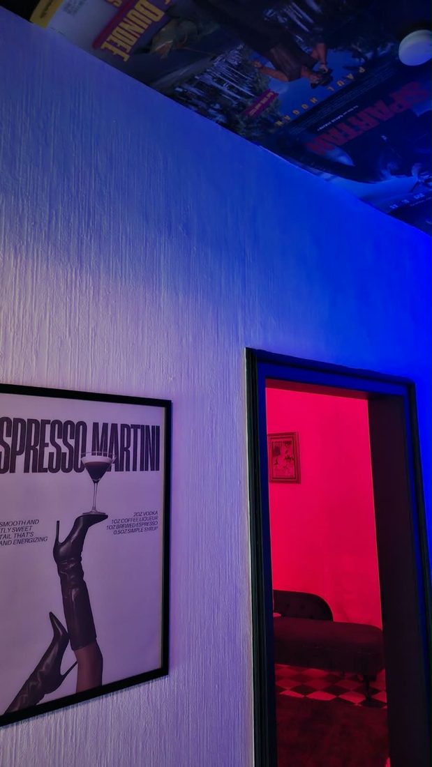 Flur in blauem und rotem Licht mit Bilderrahmen