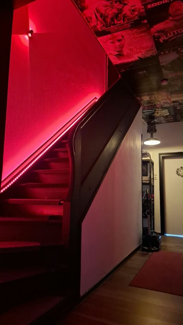 Treppenhaus mit rotem LED-Licht am Handlauf