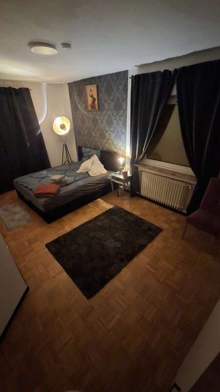Zimmer 2 mit Doppelbett, Parkettboden und Ornamenttapete