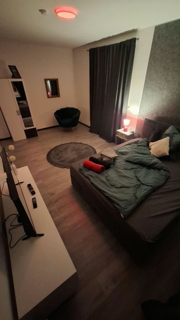 Zimmer 3 mit großem Doppelbett, Fernseher, Schrank und Sessel